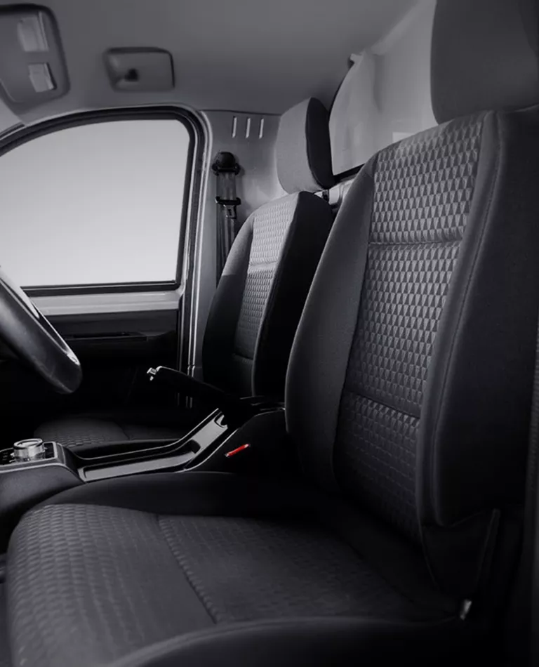 interior que muestra los asientos del modelo e-truck b20t