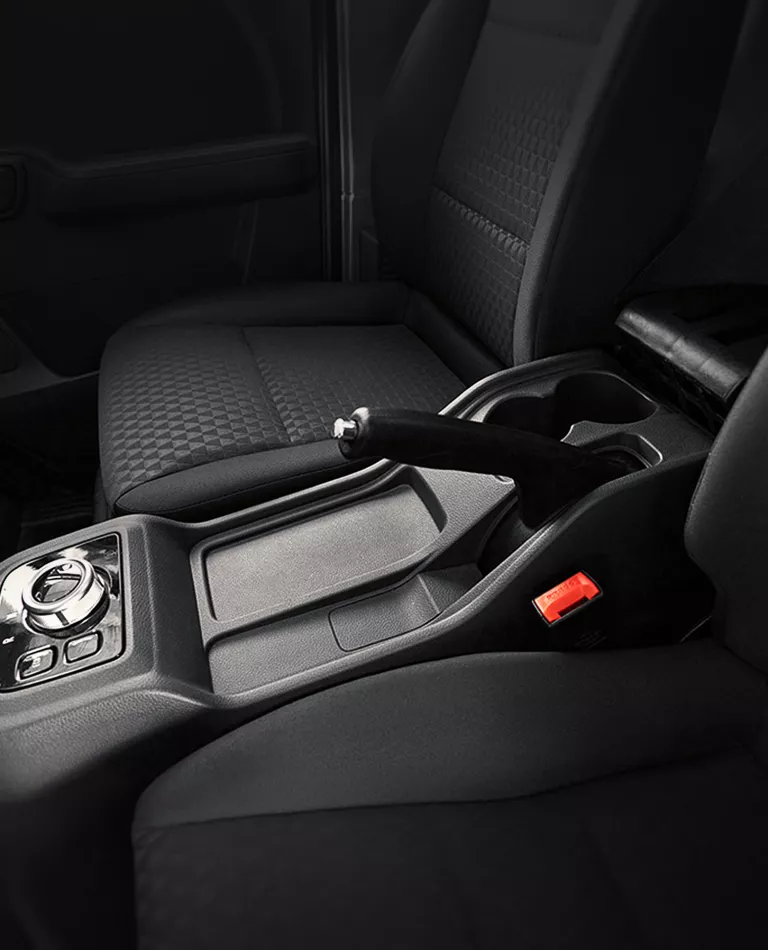 interior que muestra palanca de freno del modelo e-truck b20t